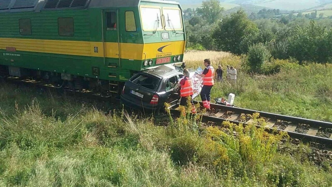 Nákladný vlak narazil do auta, celá posádka zahynula