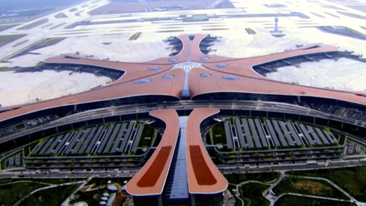 V Číne otvorili nové letisko, pod ním je vlaková stanica aj metro