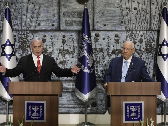 Prezident poveril Netanjahua, aby zostavil vládu. Má na to mesiac