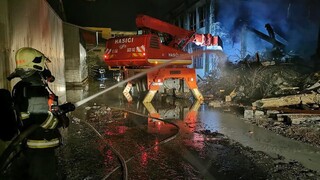 Požiar v Trnave je pod kontrolou, chemikálie zaliali hasiči penou