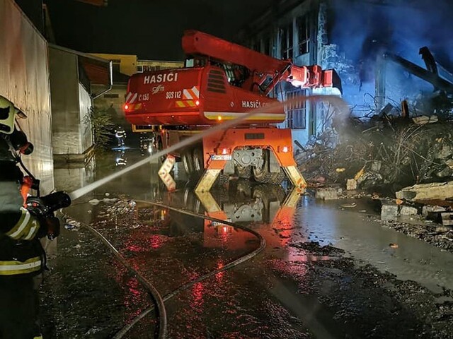 Požiar v Trnave je pod kontrolou, chemikálie zaliali hasiči penou