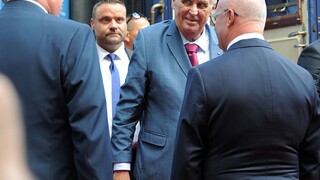 Snemovňa podržala prezidenta, žaloba na Zemana neprešla