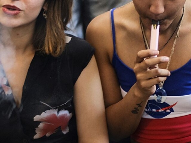 Zo zábavy závislosť. Zdravé fajčenie neexistuje, e-cigareta je rovnako škodlivá, varujú odborníci 
