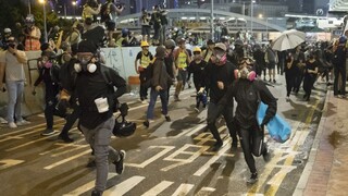Pripomenuli si výročie protestov, polícia však použila vodné delá