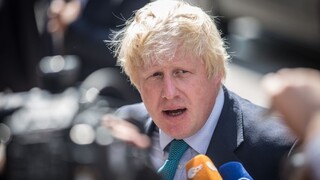Johnson odstúpiť nemieni, nechce ďalší odklad brexitu