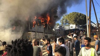 Migranti sa podpaľačstvom domáhali presunu, hlásia obete