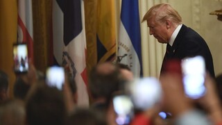 Trump sa chce stretnúť s whistleblowerom, nazval ho udavačom