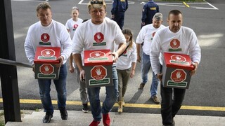 Protesty nepomohli, ide sa do politiky. Farmári odovzdali podpisy