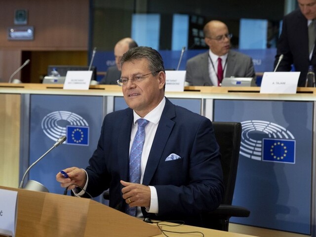 Šefčoviča grilujú. Ako prvý predstúpil pred europoslancov