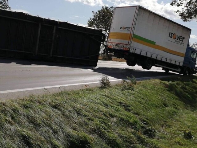 Výpadky elektriny i zatvorené cintoríny. Víchor spôsobil problémy