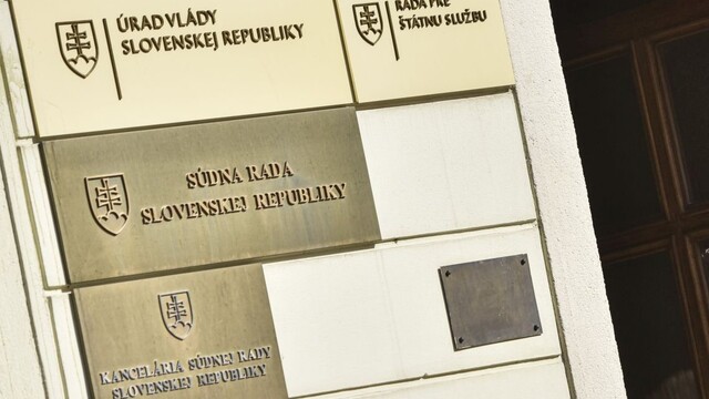 Súdna rada zriadila komisiu, budú riešiť odobraté telefóny sudcov