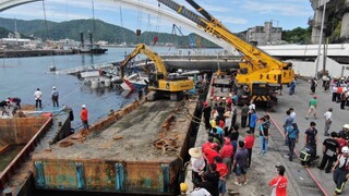 Most nad zálivom sa po tajfúne zrútil na člny, po obetiach pátrajú
