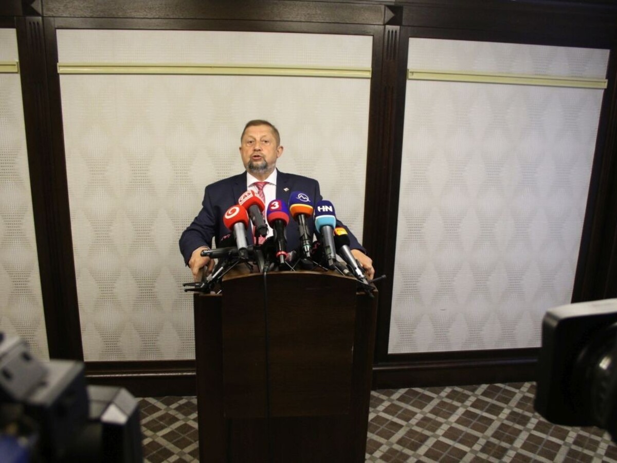 Harabin sa vracia do politiky, do volieb ide so stranou Vlasť