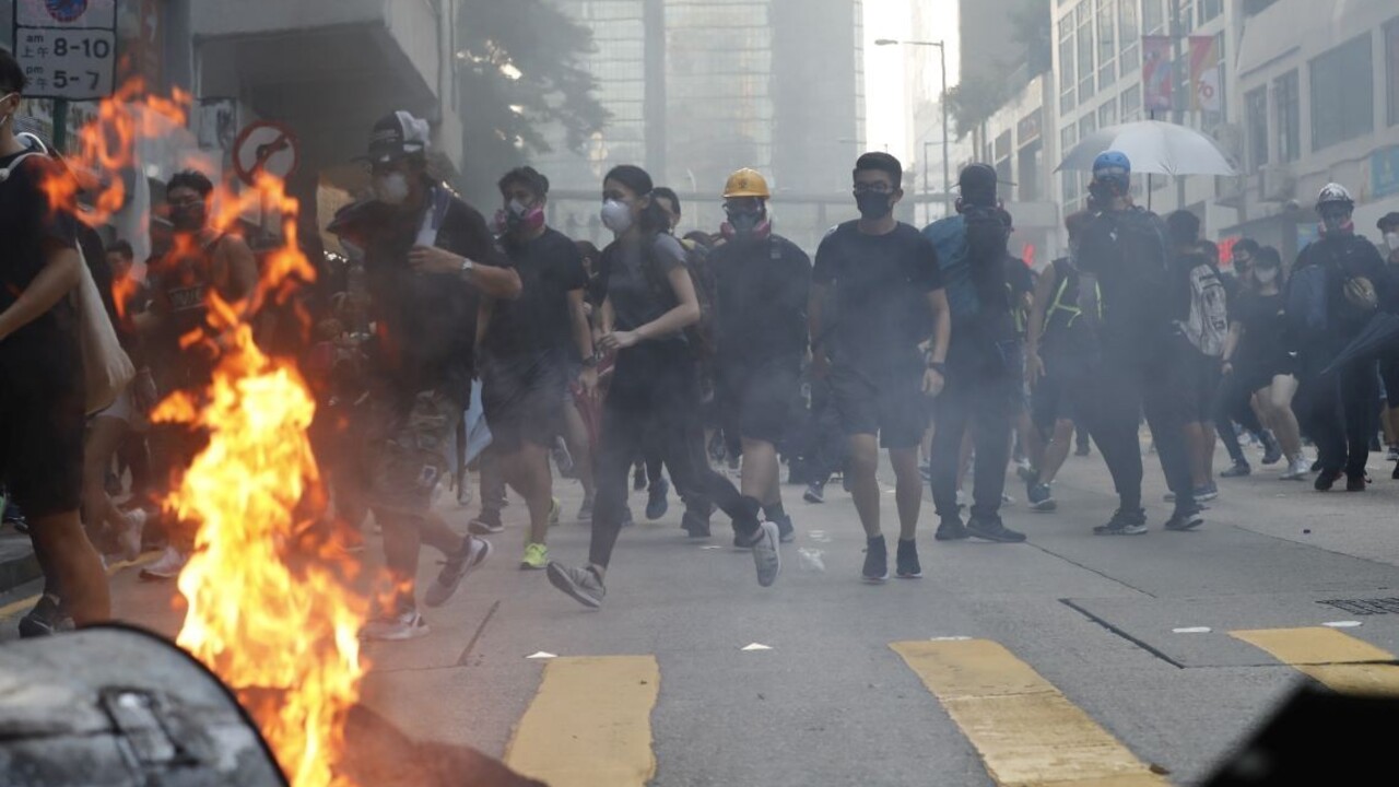V Hongkongu eskaluje napätie, policajt strelil demonštranta do hrude