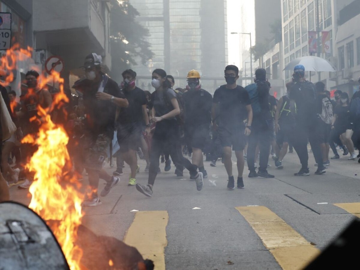 V Hongkongu eskaluje napätie, policajt strelil demonštranta do hrude