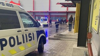 Vo fínskej škole útočili s mečom, hlásia mŕtveho aj zranených