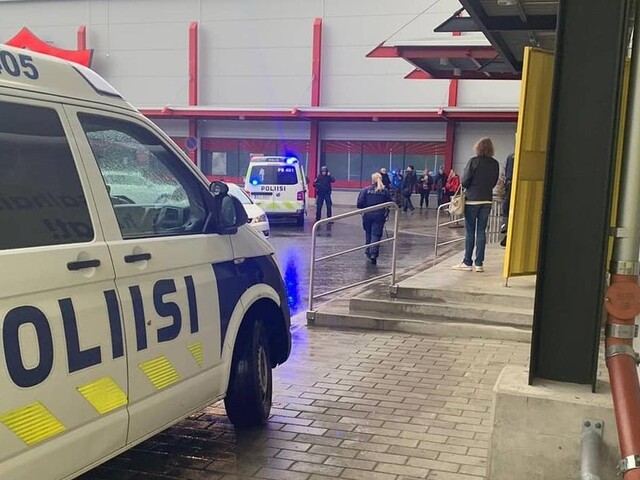 Vo fínskej škole útočili s mečom, hlásia mŕtveho aj zranených
