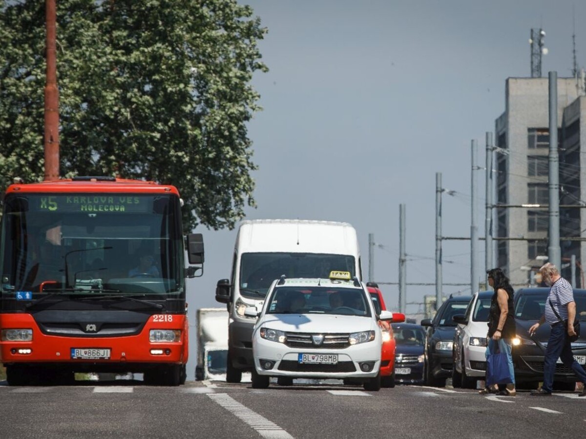 Platy porastú. V dopravnom podniku podpísali kolektívnu zmluvu