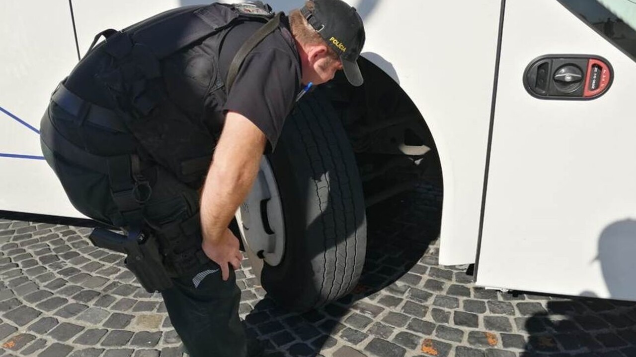 Pred parlamentom zadržali migrantov, našli ich medzi turistami