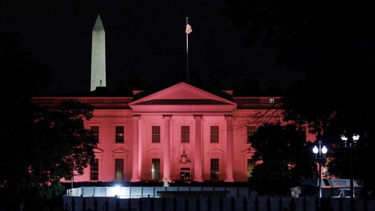 Rozruch v Bielom dome. Zo stropu na novinára spadla myš