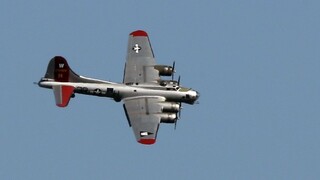 Bombardér z druhej svetovej vojny havaroval, na palube viezol ľudí