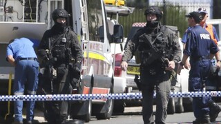 Hodinová prestrelka. Terčom kulturistu boli partnerka aj polícia