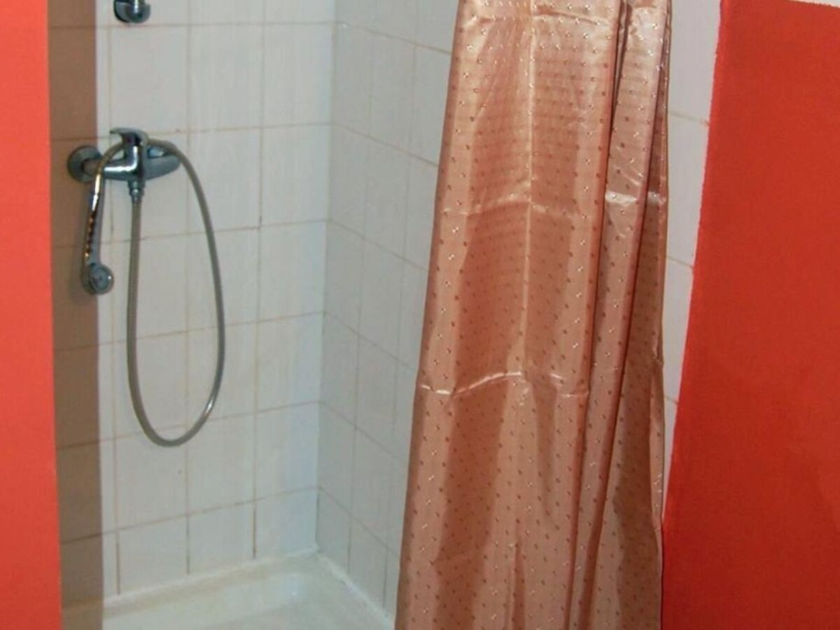 Vyšetrujú smrť dvojročného chlapčeka. Obarili ho v sprche?