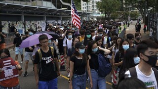 Postrelený mladík mal policajtov napadnúť tyčou, hrozí mu trest