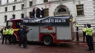 Aktivisti postriekali ministerstvo, aby upozornili na klimatické problémy