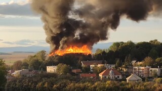 Škody na kaštieli sú v státisícoch, hasenie komplikovali zvedavci
