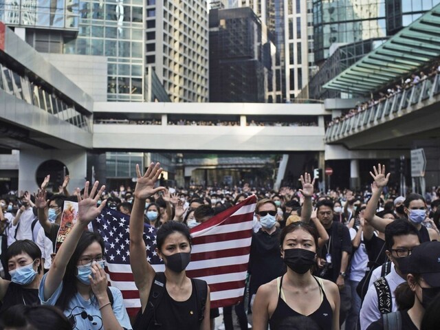 Hongkong zakázal masky, protestujúci zákon rešpektovať nebudú