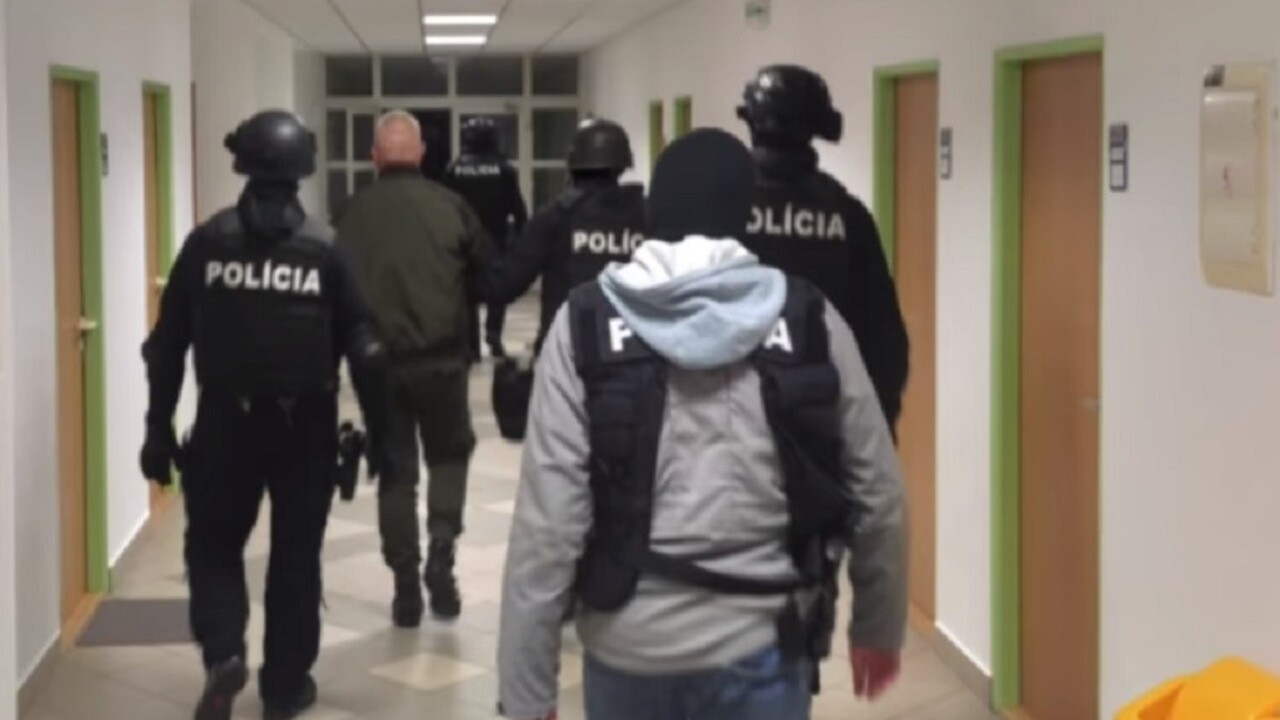 Polícia si prišla po údajného šéfa bytovej mafie, ukázala video