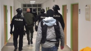 Polícia si prišla po údajného šéfa bytovej mafie, ukázala video