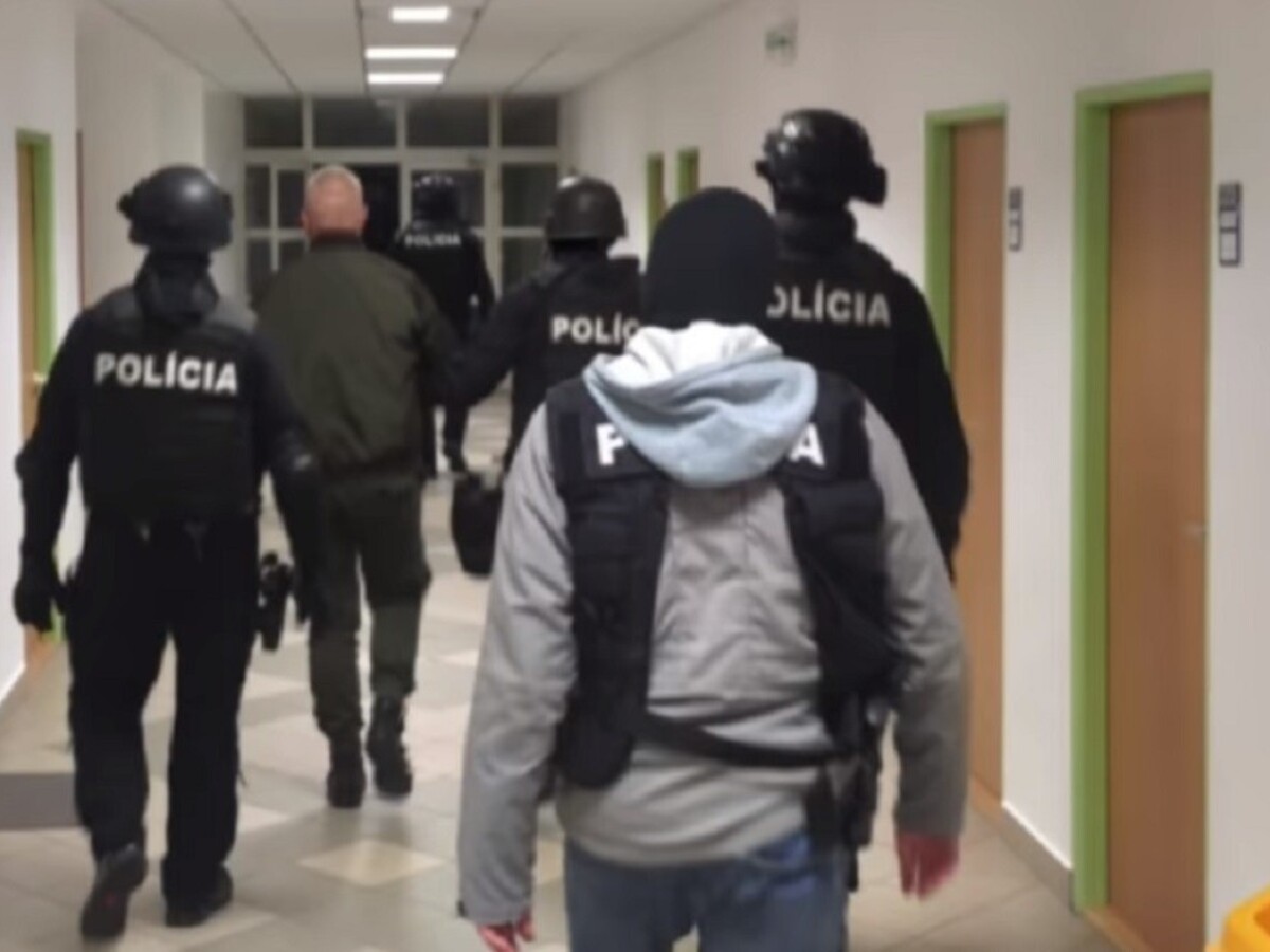 Polícia si prišla po údajného šéfa bytovej mafie, ukázala video