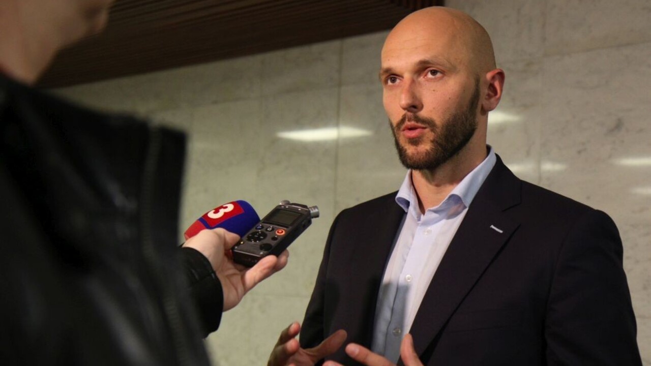 Domény mohli byť lacnejšie, tvrdí Truban. Pustil sa do Pellegriniho