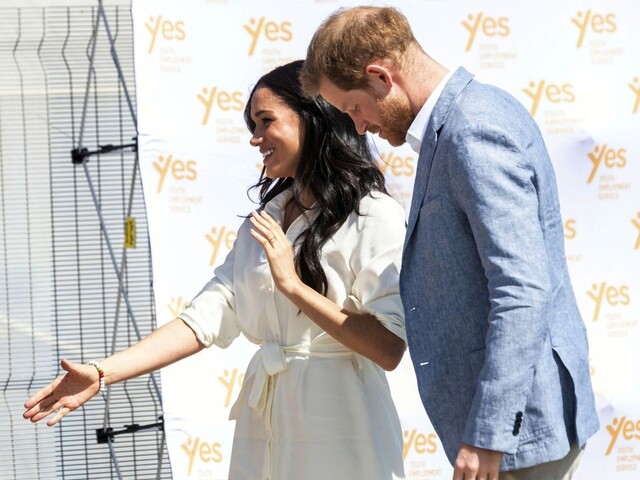 Meghan prenasledujú ako Dianu. Princ Harry zažaloval bulvár