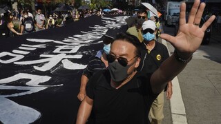 Protesty v Hongkongu po zákaze masiek nabrali na intenzite