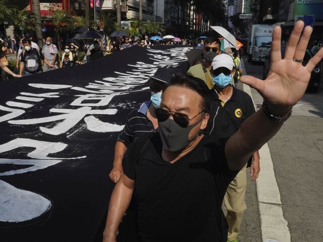 Protesty v Hongkongu po zákaze masiek nabrali na intenzite