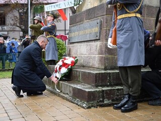 Nedovoľte niektorým prekrúcať históriu, vyzval v Detve premiér
