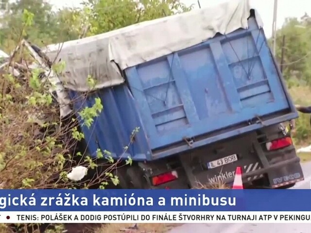 V Rumunsku sa zrazil kamión s minibusom, o život prišlo 10 ľudí