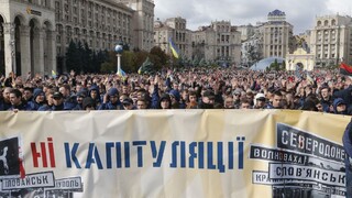 Zelenského zlomila Moskva, kričali tisícky Ukrajincov v Kyjeve