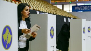 Kosovo má za sebou predčasné voľby, darilo sa opozičným stranám