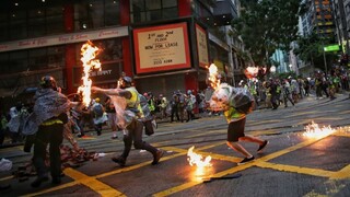 Ignorovali zákaz a vyšli do ulíc. V Hongkongu vypuklo násilie