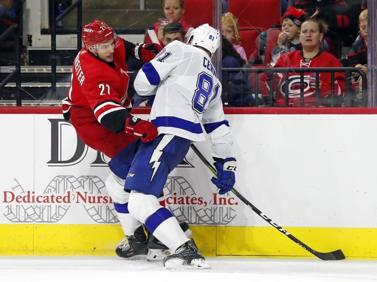 NHL: Sekera má prvý bod v sezóne, Černák blokoval strely