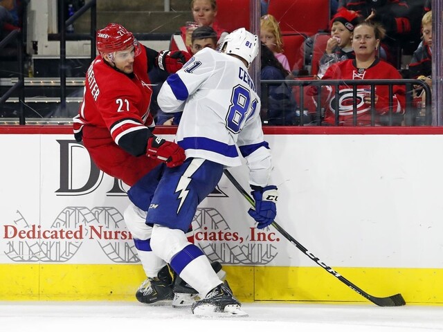 NHL: Sekera má prvý bod v sezóne, Černák blokoval strely
