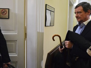 Sedem miliónov v škatuli od vína. Český expolitik Rath je vo väzení