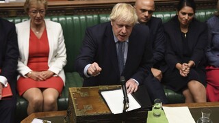 Johnson chce pauzu, pokúsi sa o ďalšiu parlamentnú prestávku