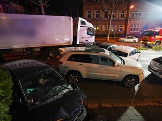 Migrant v Nemecku ukradol kamión a narážal s ním do áut