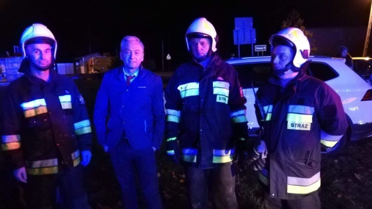 Politik je hrdinom. Z horiaceho auta zachránil otca s dieťaťom