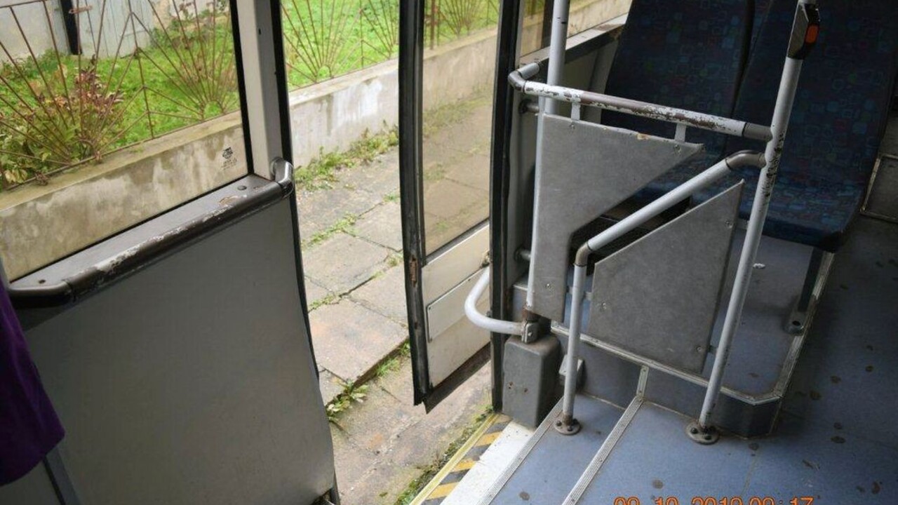 11-ročná školáčka vypadla počas jazdy z autobusu, prípad vyšetrujú